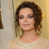 Королеву закидали камнями за срамной вид: От Наташи ничегошеньки нет