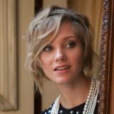 Это шанс? Воздыхатель осыпал разведенку Асмус подарками 