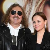 Жена Николаева сверкнула пышными формами в бикини 