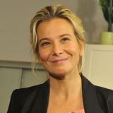 Оголившая ноги 47-летняя Юлия Высоцкая произвела фурор: Просто лапочка 