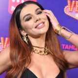 Покрытая дикими пятнами Седокова выставила грудь