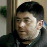 Бомжует и питается объедками из бака: любовница споила и выкинула на улицу известного актера