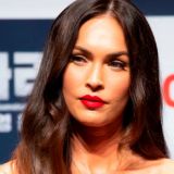 Меган Фокс закидали камнями за нелепый наряд 