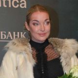 Шок: похотливая Волочкова предстала полуголой перед детьми