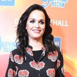 Певица Слава в коротком платье возбудила россиян 