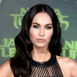 Горячая мамочка Меган Фокс прилюдно вывалила большую грудь