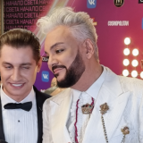 Держащимся под ручку женихам кричали 