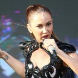 Со сцены МХАТа в ресторан: отмечающая Бузова устроила горячие танцы без лифчика