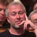 Новая избранница Абрамовича не постеснялась задрать ногу на глазах у детей 