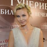 Жарища! Полина Гагарина пошла на улицу в латексных трусах и сапогах