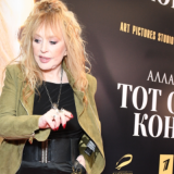 72-летняя Пугачева в дерзком мини прикрыла грудь на пляже