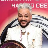 Удовлетворенного Киркорова сняли в обнимку со знойным грузином