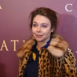 Ни цветочка: необычную могилу мужа-самоубийцы Божены Рынской никто не навещает 