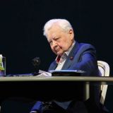 В могилу Табакова воткнули три столба и крест