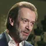 Женатый Машков нежно прижимал к себе известную актрису за кулисами оперной премии