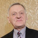 Домик у моря, пенсия 20 тысяч и подработка Дедом Морозом: что стало с отцом Кристины Орбакайте