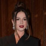 Только родившая Нюша вывалила голую грудь перед народом