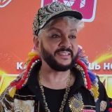 Святая Богородица: народ крестился при виде увешанного иконами в стразах Киркорова