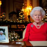 Королева Елизавета убрала Гарри и Меган из семейного фотоальбома