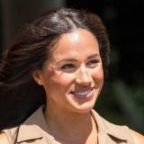 Сбежавшую от королевы Меган Маркл требуют во дворец с детьми