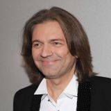 На Малахова похож: 51-летний Маликов предстал в новом парике 