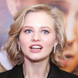 Саша Бортич вышла к фотографам на мероприятии в рваных колготках Саша Бортич вышла к фотографам на мероприятии в рваных колготках