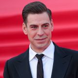 Потеряв родных, решил уйти в монахи и переписать все на церковь: как живет Дмитрий Дюжев