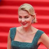 Рената Литвинова примерила свадебное платье