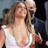 Появившуюся без макияжа 52-летнею Лопес осыпали комплиментами