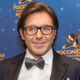 Парик набекрень, болезненный вид и лишний вес: что происходит с Андреем Малаховым