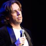 Беглого Галкина облили помоями в прямом эфире