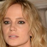 Исключенная из школы дочь Глюкозы заявилась с отколотым зубом