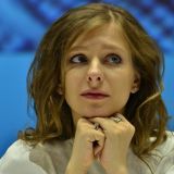 Арзамасова устроила фотосессию в мутной реке