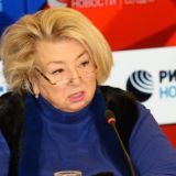 Еле передвигается: Тарасову увидели после слухов о госпитализации