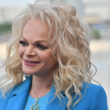 Уже не девочка: натянувшая трусы до ушей Долина села в лужу