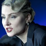 Литвинова напугала снимком с приставленным к виску револьвером