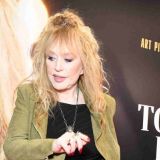 Тыкавшая когтем в покойника Пугачева склонилась над тощим Крутым: В трауре