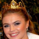 Блистающая улыбкой Алина Кабаева показалась на людях