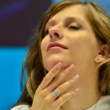 Родившая скромница Арзамасова продемонстрировала голый живот