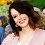 Ошибка на 5,5 миллионов: кто судится с Безруковой за кривые стены?