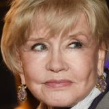 Сверкает обручальным кольцом: 80-летняя Алентова в белом наряде с букетом принимает поздравления