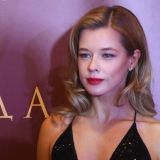 Актриса Екатерина Шпица вышла в одежде с рваными порезами