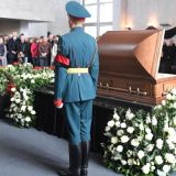 Дорогие гробы и рыдающие знаменитости: топ самых шикарных звездных похорон года 