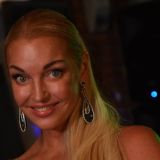 Волочкова без лифчика раскорячилась на кровати Волочкова без лифчика раскорячилась на кровати