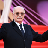 Состояние госпитализированного с поражением легких Михалкова изменилось