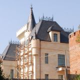 Открылся хостел с одеялами на окнах: страшная участь оставленного женой иноагента Пугачевой замка