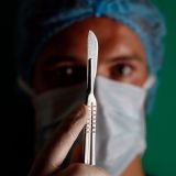 Рак яичка, опухоль в матке, врожденное уродство: кому из звезд удалили органы