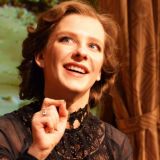 Нетривиальный подход: яркий аксессуар разбавил строгий образ Арзамасовой