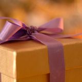 Один подсунул валенки, а другой – керамику: самые ужасные подарки из жизни звезд