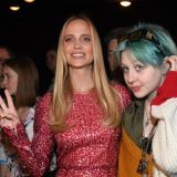 16-летняя дочь Глюкозы облюбовала огромный ствол дерева перед камерой